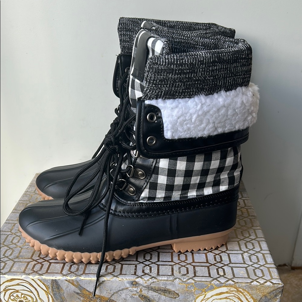 NWT Henry Ferrera Buffalo Plaid Fold Over Duck Boots Women's size 7